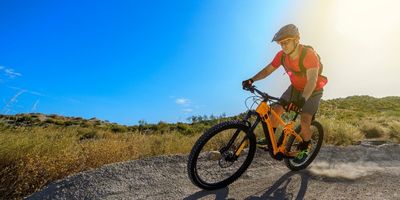 mountainbike-op-de-weg